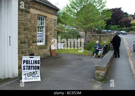 Eine ländliche Wahllokal in den Peak District Dorf Baslow in Derbyshire Stockfoto