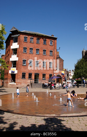 Kinder spielen in der Quayhead qm Wasser-Brunnen in der Nähe von St. Andrews Gärten Worcester uk Stockfoto