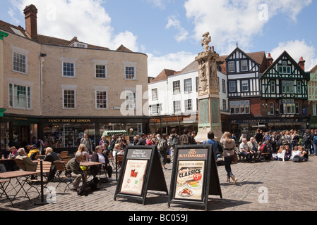 Canterbury Kent England UK Buttermarket Square Krieg Memorial und Bürgersteig Cafés voll von Touristen im historischen Zentrum der Stadt Stockfoto