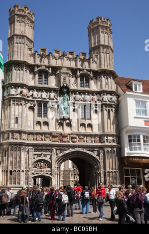 Buttermarket Square Canterbury Kent England UK Touristen Sightseeing durch Christus Kirche Kathedrale Tor in Altstadt Stockfoto