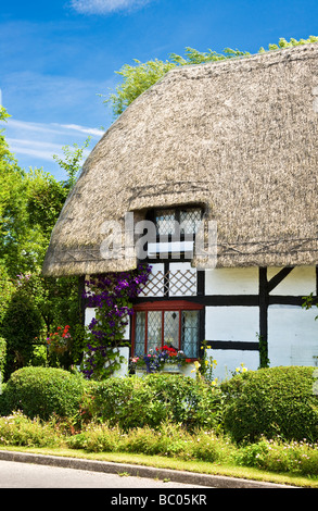 Eine ziemlich strohgedeckte Hütte in einem typisch englischen Dorf in Wiltshire England Great Britain UK Stockfoto