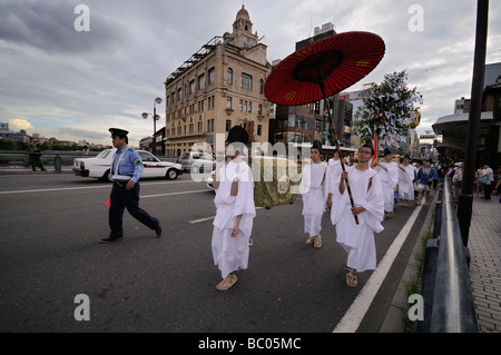 Yamaboko Junko Parade Kamo Fluss überquert und Gion Bezirk eingeben. Gion Matsuri Festival. Kyoto. Japan Stockfoto