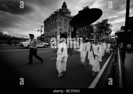 Yamaboko Junko Parade Kamo Fluss überquert und Gion Bezirk eingeben. Gion Matsuri Festival. Kyoto. Japan Stockfoto