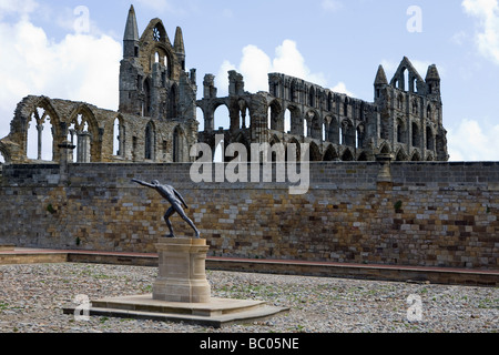 Whitby Abtei aus dem Hof des Besucherzentrums und Borghese Gladiator Statue Whitby, North Yorkshire, England Stockfoto