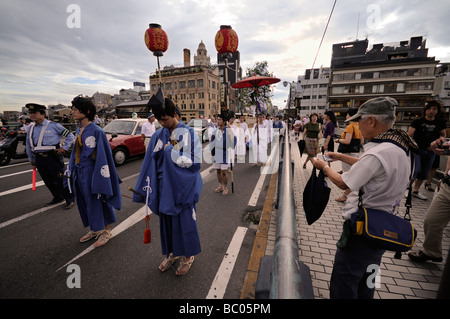 Yamaboko Junko Parade Kamo Fluss überquert und Gion Bezirk eingeben. Gion Matsuri Festival. Kyoto. Japan Stockfoto