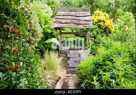 Eine Ecke des Gartens Wishing Well in den Zweigen Gärten in Swindon Wiltshire England UK Stockfoto