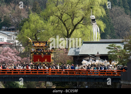 Ein traditionelle Schwimmer hält auf der Nakabashi-Brücke während des Frühlingsfestes Takayama oder Sanno Matsuri Stockfoto
