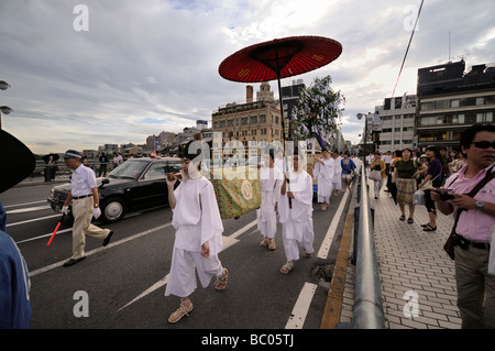 Yamaboko Junko Parade Kamo Fluss überquert und Gion Bezirk eingeben. Gion Matsuri Festival. Kyoto. Japan Stockfoto