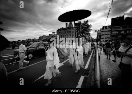 Yamaboko Junko Parade Kamo Fluss überquert und Gion Bezirk eingeben. Gion Matsuri Festival. Kyoto. Japan Stockfoto