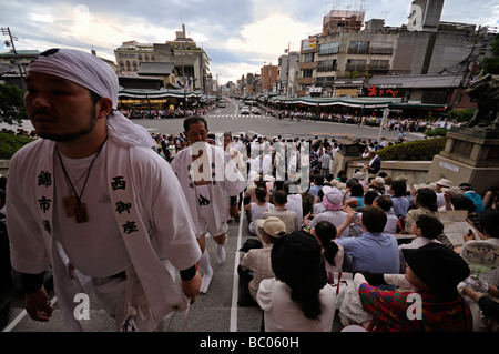 Mikoshi Träger Ankunft am Yasaka Shinto Schrein Shinko-Sai (Gion Matsuri Festival Parade) zu starten. Kyoto. Kansai. Japan Stockfoto