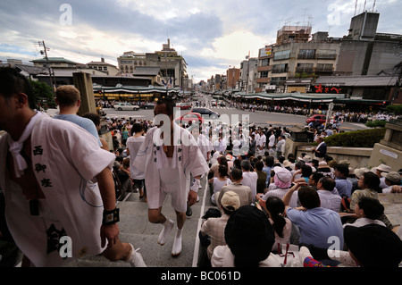 Mikoshi Träger Ankunft am Yasaka Shinto Schrein Shinko-Sai (Gion Matsuri Festival Parade) zu starten. Kyoto. Kansai. Japan Stockfoto