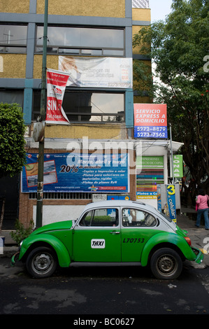 Grüne mexikanische Volkswagen Käfer Taxi geparkt in einer Condessa Straße, Mexiko-Stadt Stockfoto