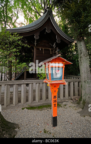 Japanische Laterne aus Holz und kleinen Schrein. Yasaka-Shinto-Schrein Komplex (aka Yasaka-Jinja oder Gion-Schrein). Kyoto. Kansai. Japan Stockfoto