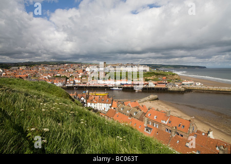 Blick auf Whitby Bay vom East Cliff, Whitby, North Yorkshire, England Stockfoto