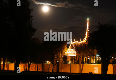 "Phnom Penh" [Königspalast] beleuchtet gegen Nachthimmel, Kambodscha Stockfoto