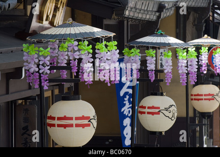 Traditionelle Papierlaternen mit Blume verziert Sonnenschirme entlang einer Straße in Takayama Japan während des Frühlingsfestes Stockfoto