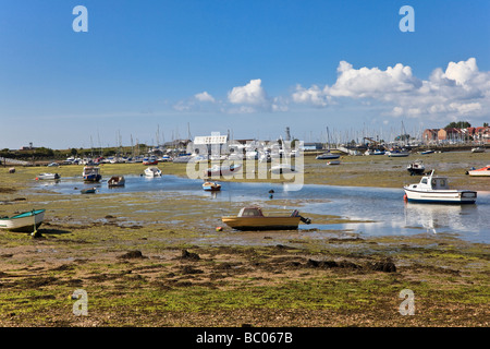 Boote auf Grund bei Ebbe durch die kleinen Buchten von Langstone Harbour auf Eastney Portsmouth Hampshire UK Stockfoto