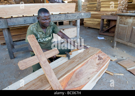 Die HIV-AIDS-Krise führte ein Sägewerk, Särge Quelimane Mosambik zu machen Stockfoto