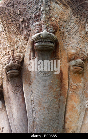 Khmer Stein Schnitzen einer Naga Schlange "Beng Mealea" Tempelruinen, Angkor, Kambodscha Stockfoto