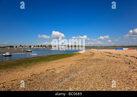 Boote bei Ebbe durch die kleinen Buchten von Langstone Harbour und eine lange Schindel auf Grund spucken auf dem Eastney Portsmouth Hampshire UK Stockfoto