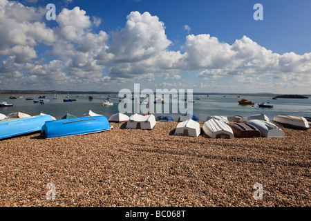 Boote auf Grund bei Ebbe durch die kleinen Buchten von Langstone Harbour auf Eastney Portsmouth Hampshire UK Stockfoto