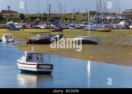 Boote auf Grund bei Ebbe durch die kleinen Buchten von Langstone Harbour auf Eastney Portsmouth Hampshire UK Stockfoto