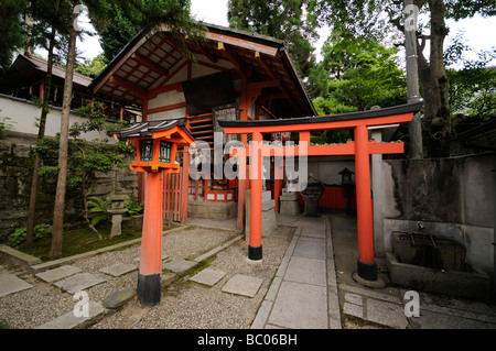 Zinnober aus Holz Torii. Kleiner Schrein am Yasaka Shinto Schrein Komplex (aka Yasaka-Jinja oder Gion-Schrein). Gion. Kyoto. Japan Stockfoto