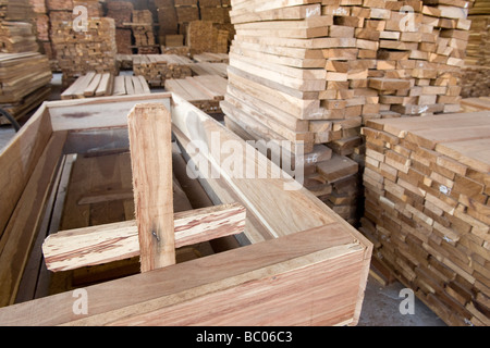 Die HIV-AIDS-Krise führte ein Sägewerk, Särge Quelimane Mosambik zu machen Stockfoto