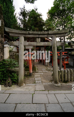 Stein-Torii. Kleiner Schrein am Yasaka Shinto Schrein Komplex (aka Yasaka-Jinja oder Gion-Schrein). Gion. Kyoto. Japan Stockfoto