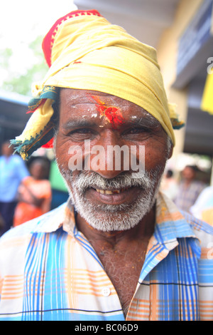 Indien, Tamil Nadu, Annur Busbahnhof mit Menschen Stockfoto