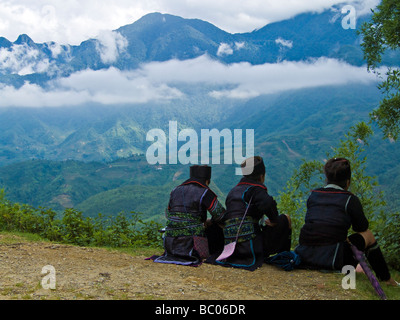 Drei Frauen aus Dao Minderheit Sit und Aussichtspunkt Blick über Tal Sapa Vietnam JPH0234 Stockfoto