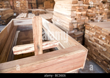 Die HIV-AIDS-Krise führte ein Sägewerk, Särge Quelimane Mosambik zu machen Stockfoto