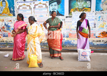 Indien, Tamil Nadu, Annur Busbahnhof mit Menschen Stockfoto