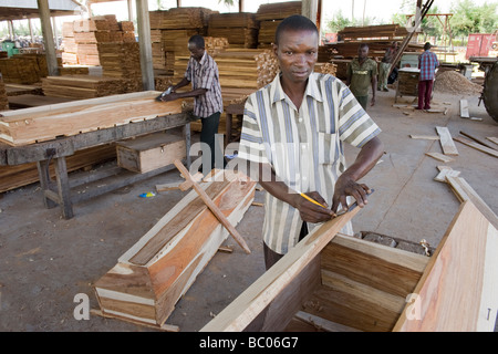 Die HIV-AIDS-Krise führte ein Sägewerk, Särge Quelimane Mosambik zu machen Stockfoto