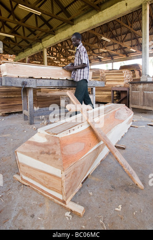 Die HIV-AIDS-Krise führte ein Sägewerk, Särge Quelimane Mosambik zu machen Stockfoto