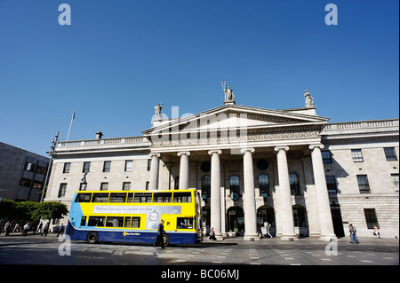 Doppeldeckerbus vorbei das General Post Office-GPO aufbauend auf O Connell Street Dublin Irland Stockfoto