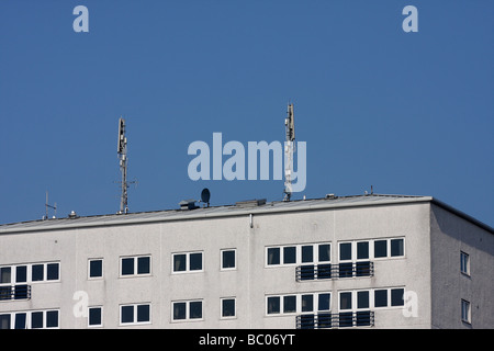 Mobilfunkmasten auf Dach des Bürogebäudes. Stockfoto