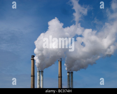 Rauchen Sie Stapel Schornstein Rohre mit White Cloud gegen blauen Himmel Rotterdam Niederlande Stockfoto
