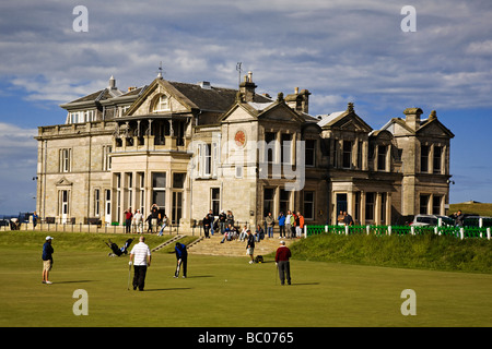Das 18. Grün und Clubhaus auf dem Old Course des Royal and Ancient Golf Club, St Andrews, Fife, Schottland. Stockfoto