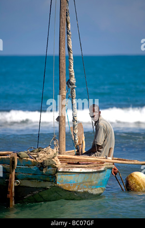 Haiti, Nord, Cap Haitien. Fischer und Boot, Cormier Plage. Stockfoto