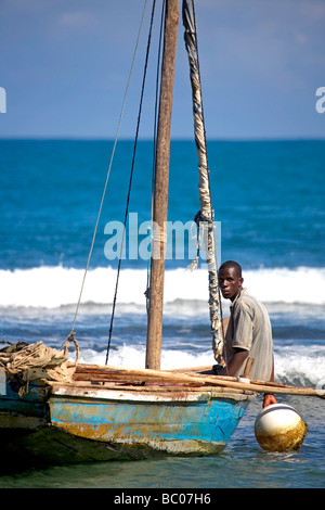 Haiti, Nord, Cap Haitien. Fischer und Boot, Cormier Plage. Stockfoto