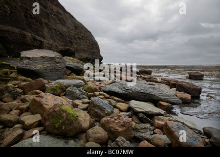 Niedrigen Niveau Klippe und Strand Details von der Whitby Küste zeigt Felsen im Vordergrund Meer am Horizont North Yorkshire England Stockfoto