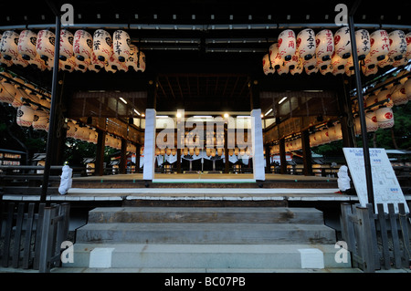 Japanische Papierlaternen auf der Bühne des Yasaka Shinto Schrein während des Gion Matsuri Festivals. Kyoto. Kansai. Japan Stockfoto