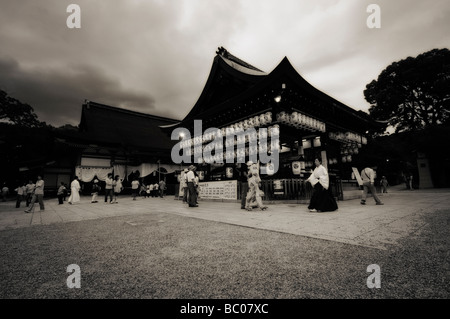 Japanische Papierlaternen auf der Bühne des Yasaka Shinto Schrein während des Gion Matsuri Festivals. Kyoto. Kansai-Region. Japan Stockfoto