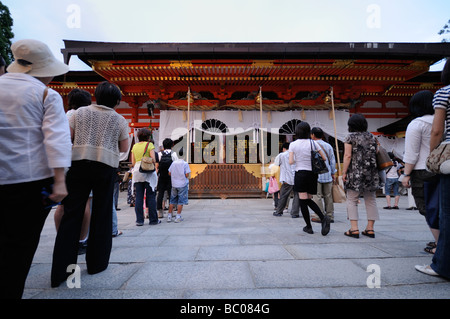 Warteschlange der Gebete. Halle der Yasaka Hauptschrein während des Gion Matsuri Festivals. Gion-Viertel. Kyoto. Japan Stockfoto