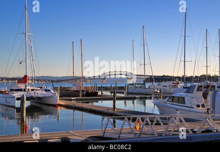 Auckland Harbour Bridge von Bayswater Marina im Abendlicht Stockfoto