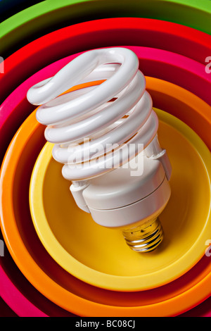 Energiesparende Glühbirne im Kreis Stockfoto