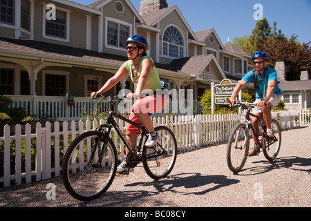 ein paar am Fahrrad fahren vorbei an der Ballard Inn und Restaurant Ballard Santa Ynez Valley California Vereinigte Staaten von Amerika Stockfoto