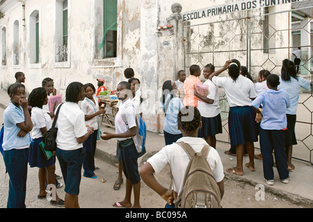 Studenten, die eine Pause in Quelimane Mosambik Stockfoto