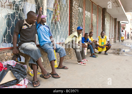 Straßenhändler verkaufen Sprechzeit für Mobiltelefone Quelimane Mosambik Stockfoto